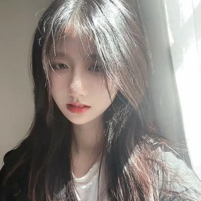 戴流苏耳环的少女